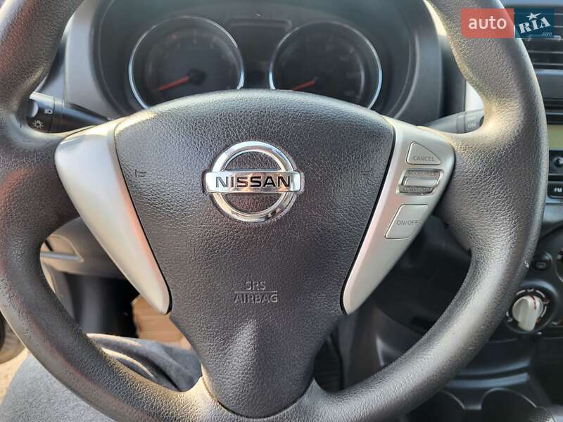 Седан Nissan Versa 2014 в Хмельницькому