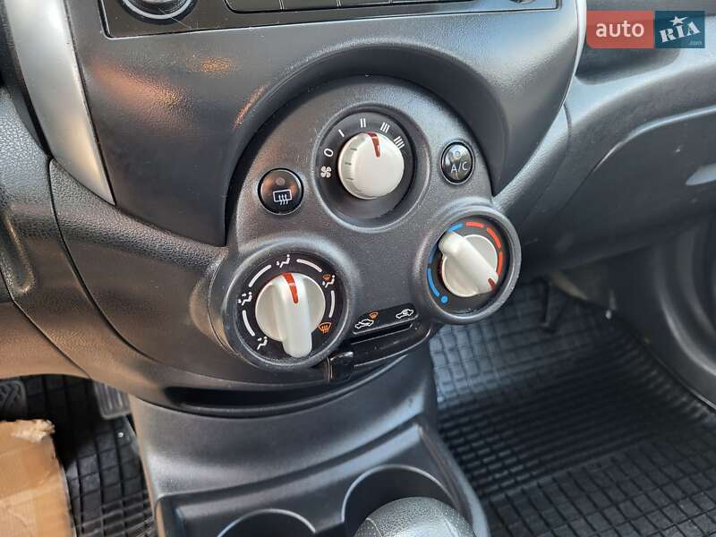 Седан Nissan Versa 2014 в Хмельницькому