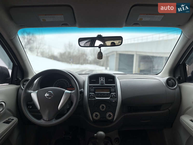 Седан Nissan Versa 2015 в Києві
