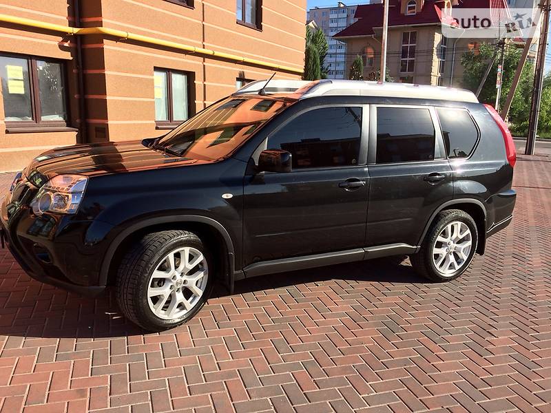 Позашляховик / Кросовер Nissan X-Trail 2011 в Вишневому фото 3 Позашляховик / Кросовер Nissan X-Trail 2011 в Вишневому