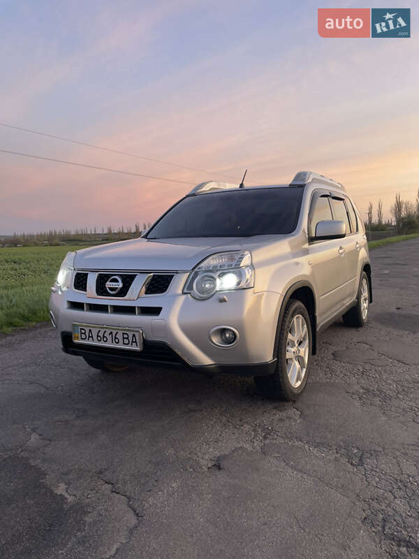 Позашляховик / Кросовер Nissan X-Trail 2012 в Новоархангельську