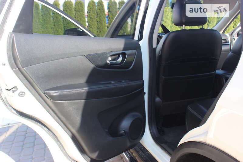 Позашляховик / Кросовер Nissan X-Trail 2015 в Дунаївцях