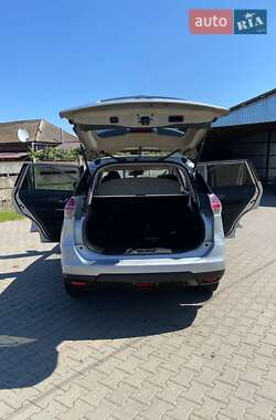 Позашляховик / Кросовер Nissan X-Trail 2015 в  фото 13 Позашляховик / Кросовер Nissan X-Trail 2015 в