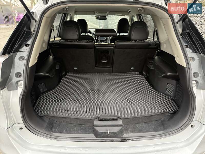 Позашляховик / Кросовер Nissan X-Trail 2016 в Радомишлі