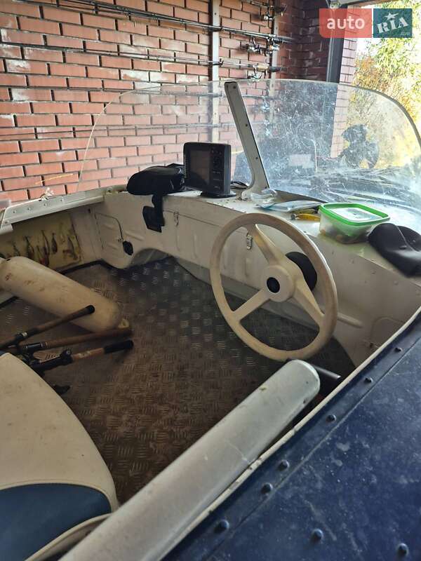 Лодка Обь М 1977 в Черновцах