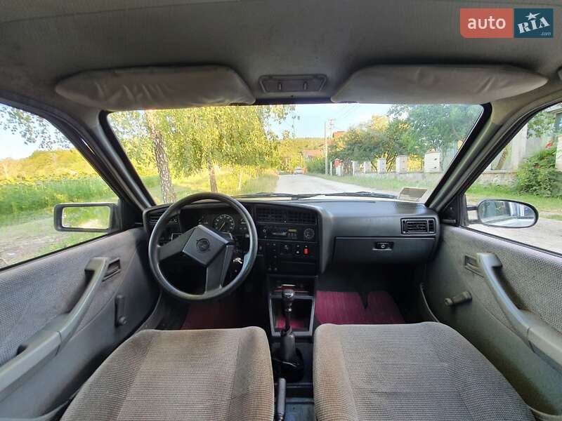 Хэтчбек Opel Ascona 1987 в Кременце