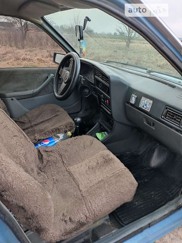 Седан Opel Ascona 1986 в Гайсину