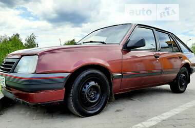 Хэтчбек Opel Ascona 1988 в 
