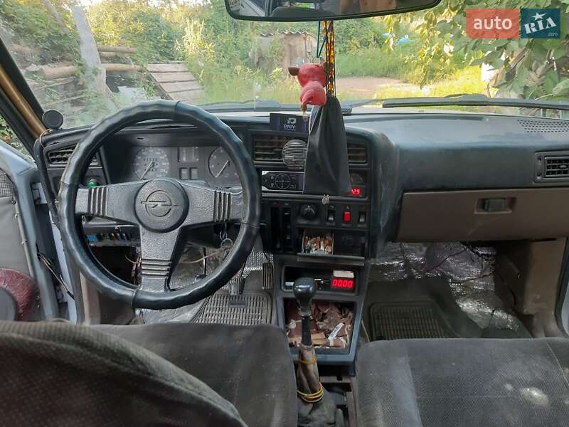 Седан Opel Ascona 1988 в Полтаве