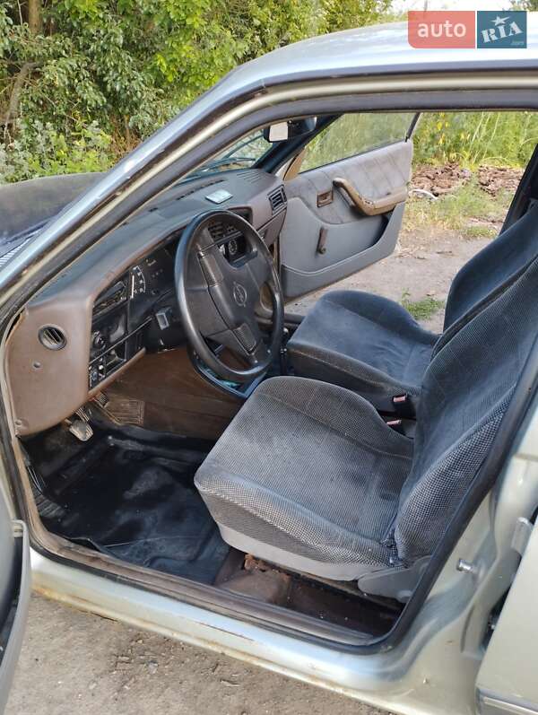 Седан Opel Ascona 1988 в Гайсине