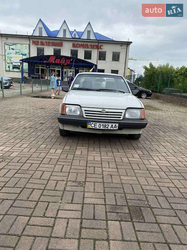 Седан Opel Ascona 1987 в Черновцах