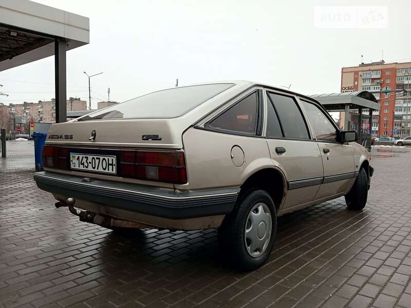 Хэтчбек Opel Ascona 1987 в Александрие
