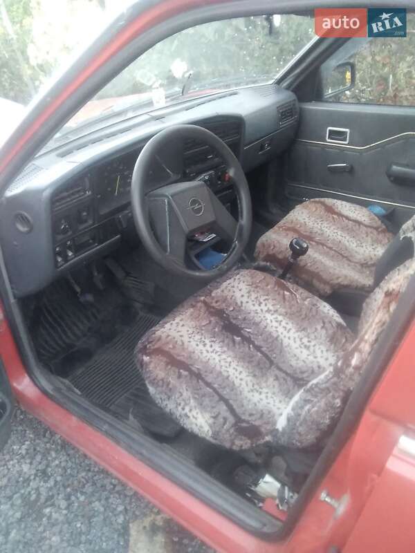 Седан Opel Ascona 1983 в Староконстантинове