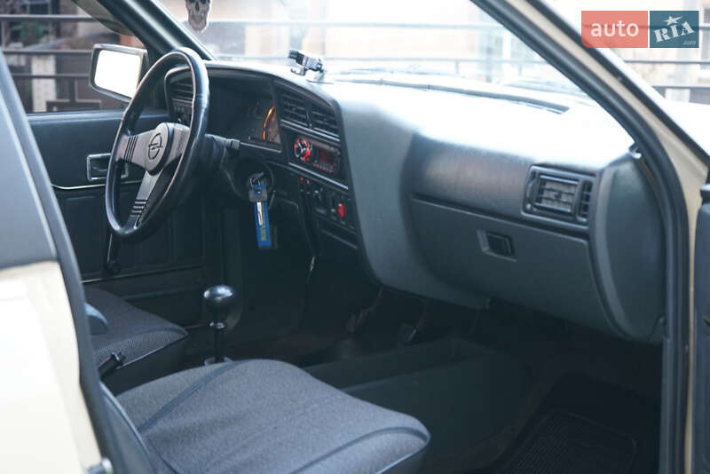 Седан Opel Ascona 1983 в Ивано-Франковске