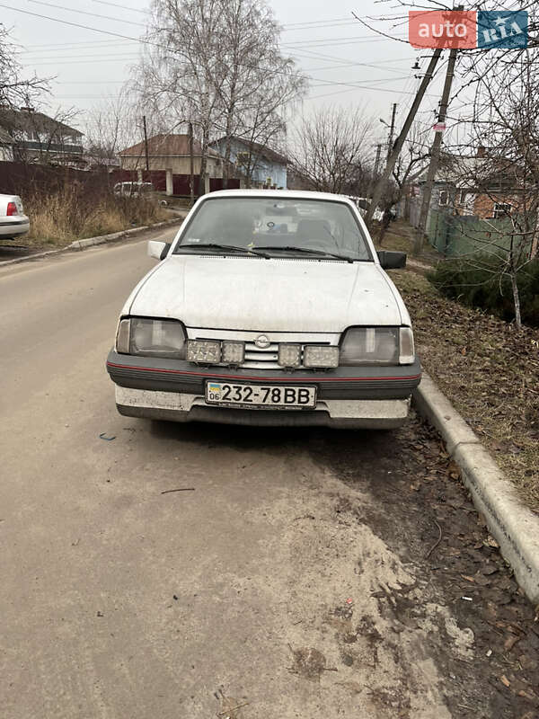 Седан Opel Ascona 1988 в Сумах