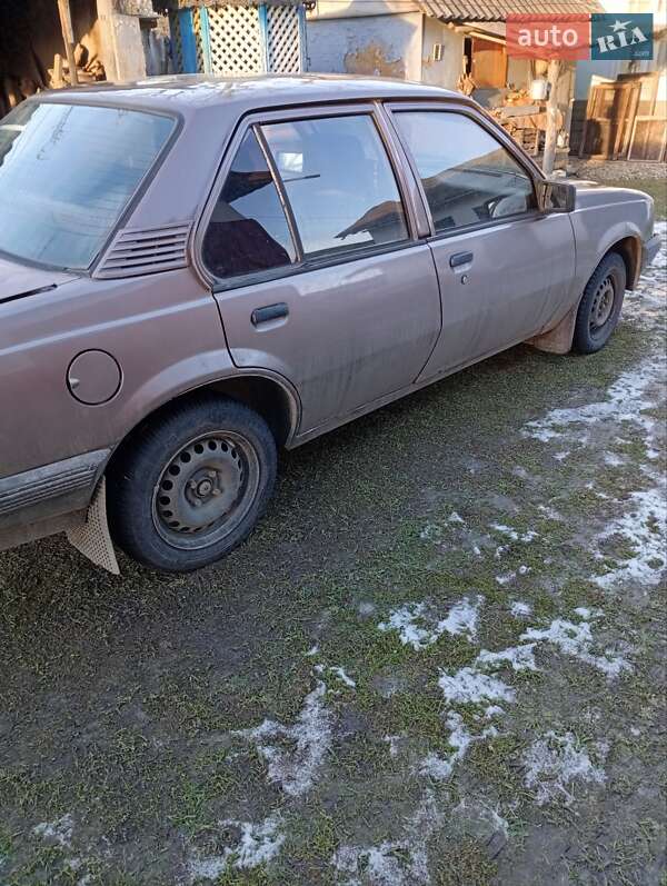 Седан Opel Ascona 1986 в Косове