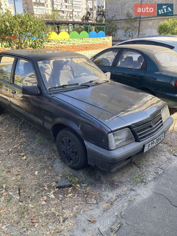 Седан Opel Ascona 1988 в Киеве