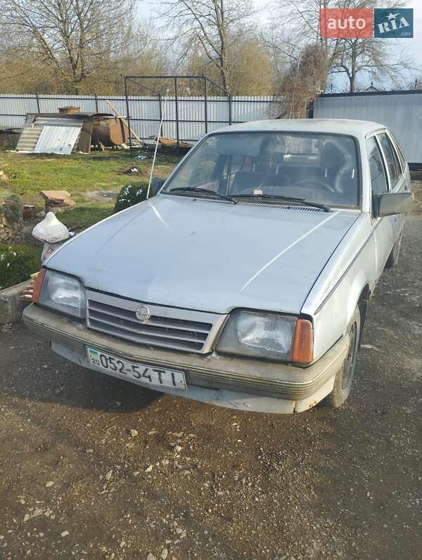 Хэтчбек Opel Ascona 1986 в Толстом