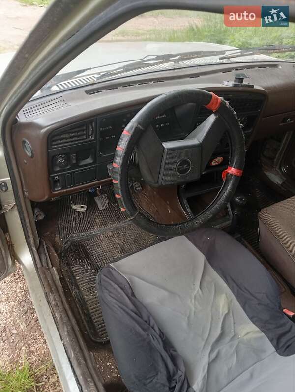 Седан Opel Ascona 1988 в Ивано-Франковске