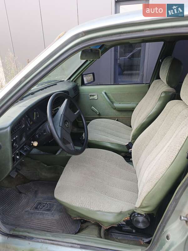 Седан Opel Ascona 1981 в Хмельницькому