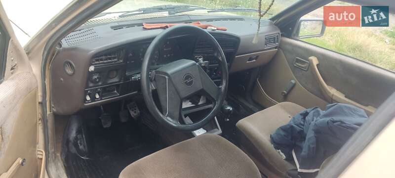 Хэтчбек Opel Ascona 1986 в Черновцах