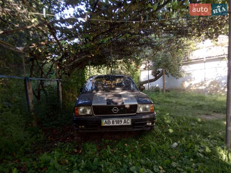 Седан Opel Ascona 1976 в Виннице