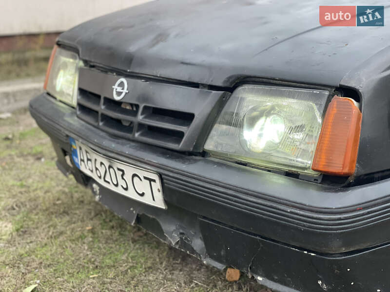 Седан Opel Ascona 1986 в Буче