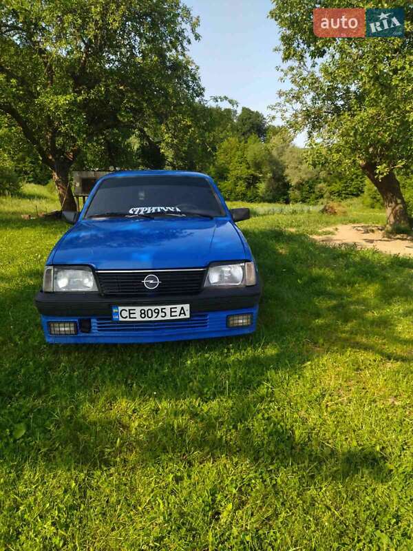 Седан Opel Ascona 1988 в Сторожинце
