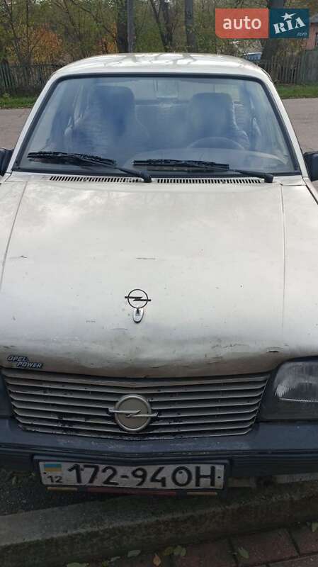 Седан Opel Ascona 1988 в Олександрії