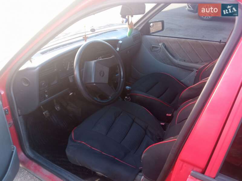 Седан Opel Ascona 1988 в Луцьку