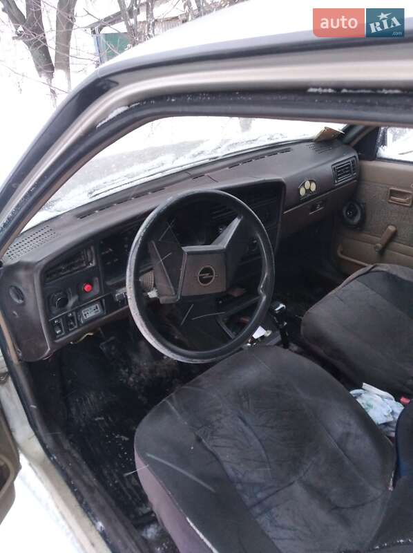 Седан Opel Ascona 1986 в Бобровице