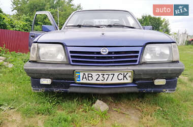 Седан Opel Ascona 1988 в Тростянце