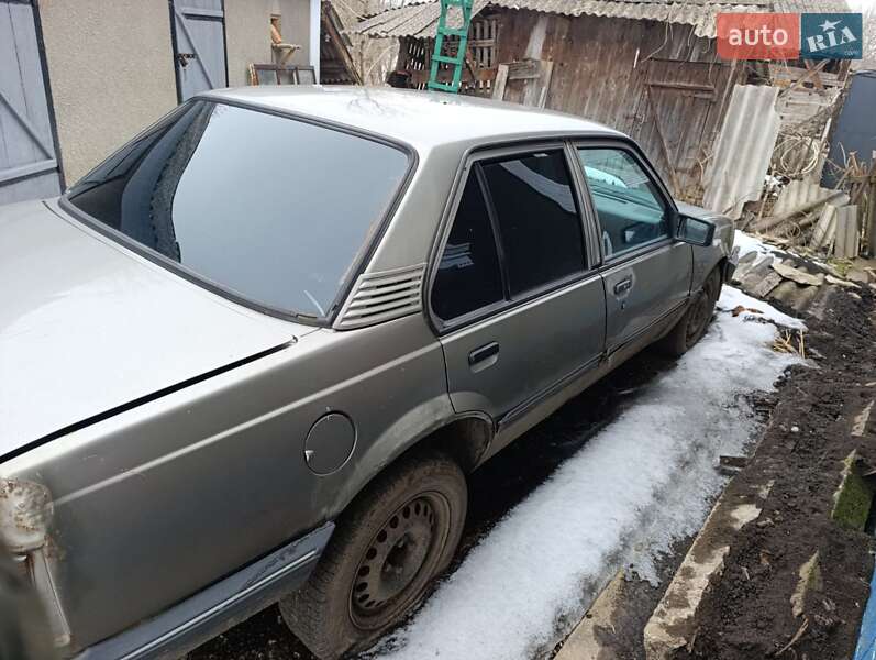 Седан Opel Ascona 1988 в Кельменцах