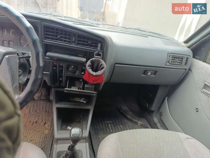 Седан Opel Ascona 1988 в Кельменцах