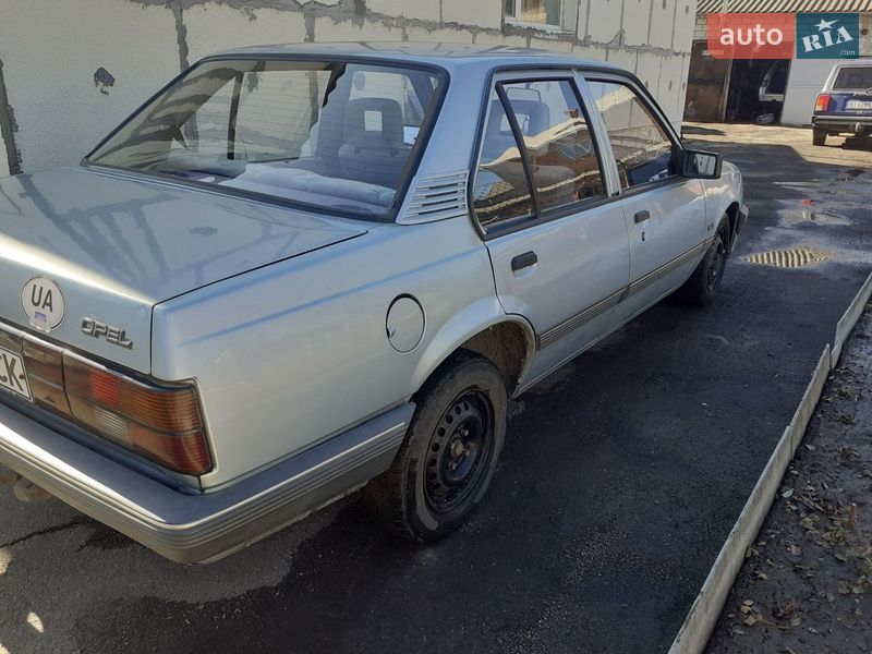 Седан Opel Ascona 1987 в Лубнах