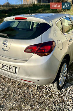 Хетчбек Opel Astra GTC 2010 в 