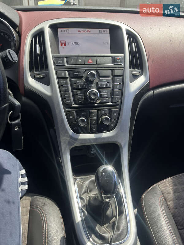 Хэтчбек Opel Astra GTC 2013 в Глобине