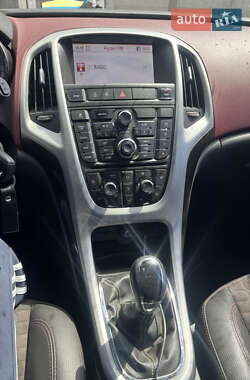 Хэтчбек Opel Astra GTC 2013 в 