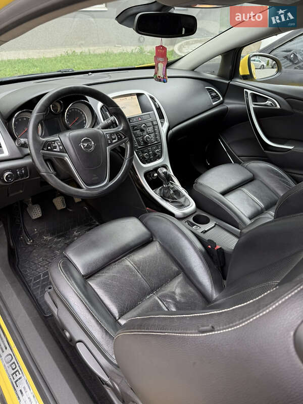 Хэтчбек Opel Astra GTC 2012 в Черновцах