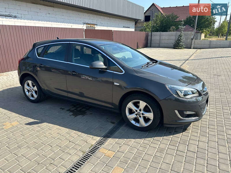 Хэтчбек Opel Astra GTC 2015 в Раздельной