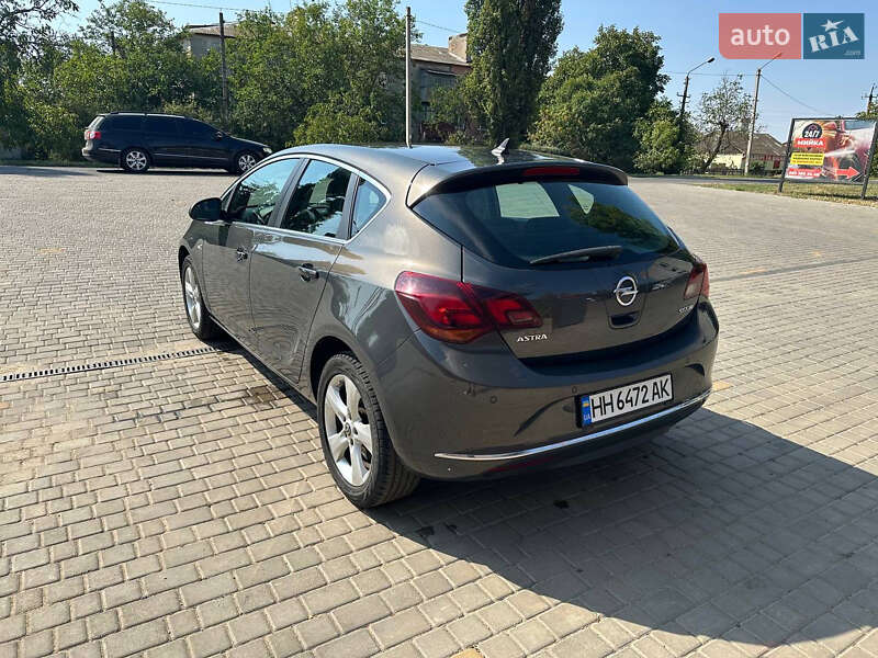 Хэтчбек Opel Astra GTC 2015 в Раздельной