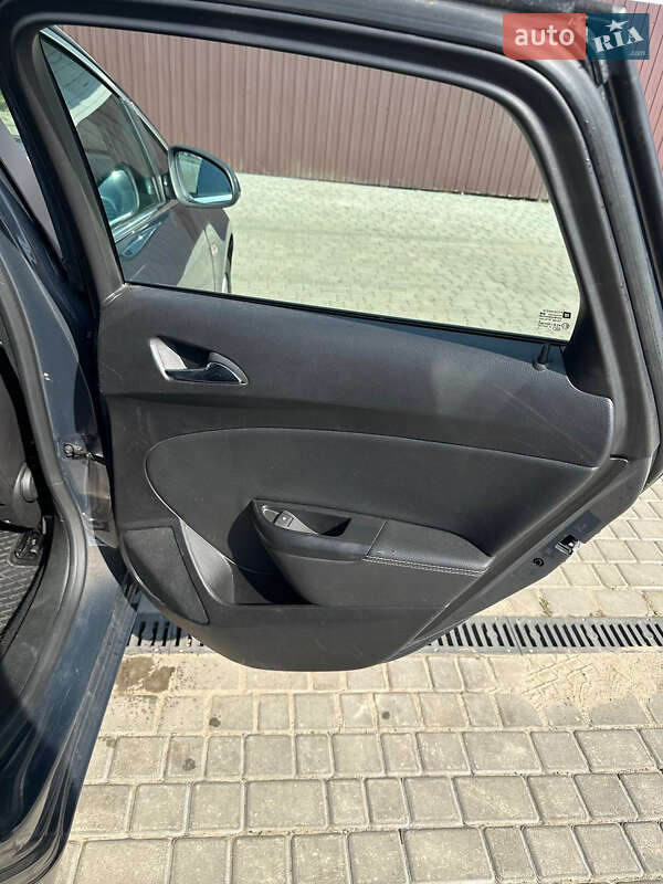 Хэтчбек Opel Astra GTC 2015 в Раздельной