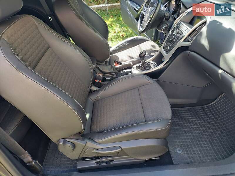 Хэтчбек Opel Astra GTC 2012 в Баре