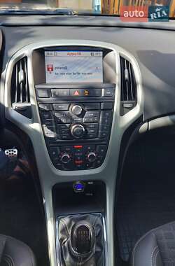 Хэтчбек Opel Astra GTC 2012 в 
