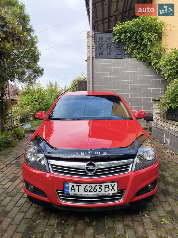 Хетчбек Opel Astra GTC 2013 в 