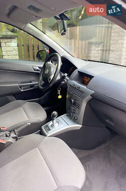 Хетчбек Opel Astra GTC 2013 в 