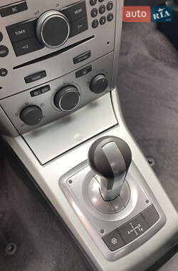 Хетчбек Opel Astra GTC 2013 в 