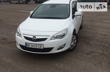 Универсал Opel Astra 2011 в Ровно