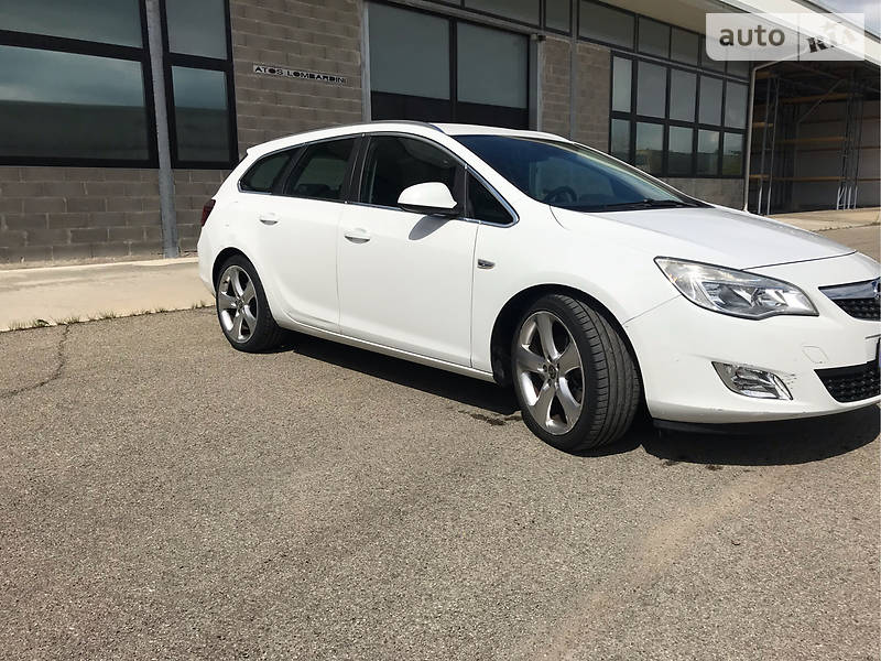 Универсал Opel Astra 2012 в Ровно