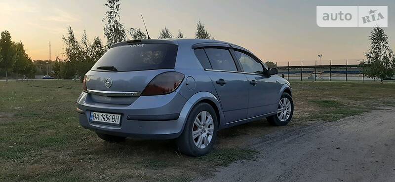 Хэтчбек Opel Astra 2005 в Александрие